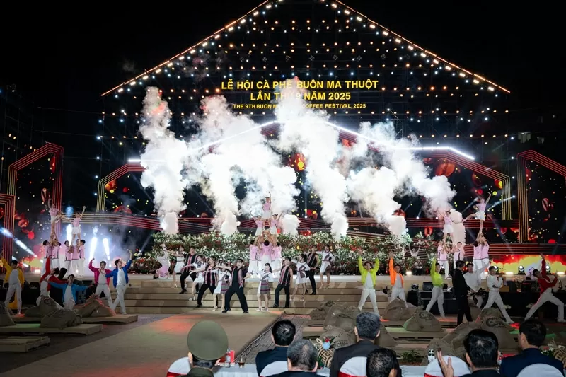 Hình ảnh vùng đất, văn hóa cà phê, con người Buôn Ma Thuột hiện lên năng động, giàu nội lực đang vươn mình mạnh mẽ để trở thành “Thành phố cà phê của thế giới”. Hình ảnh vùng đất, văn hóa cà phê, con người Buôn Ma Thuột hiện lên năng động, giàu nội lực đang vươn mình mạnh mẽ để trở thành “Thành phố cà phê của thế giới”.