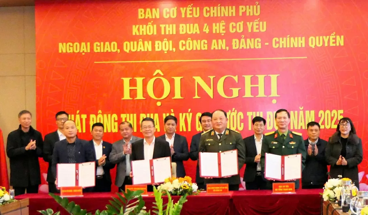 Lãnh đạo, chỉ huy 4 hệ Cơ yếu ký giao ước thi đua năm 2025. (Nguồn: Bộ Ngoại giao)