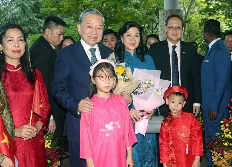 Cán bộ, nhân nhân viên Đại sứ quán, đại diện cộng đồng người Việt Nam tại Singapore đón Tổng Bí thư Tô Lâm và Phu nhân. (Nguồn: TTXVN)