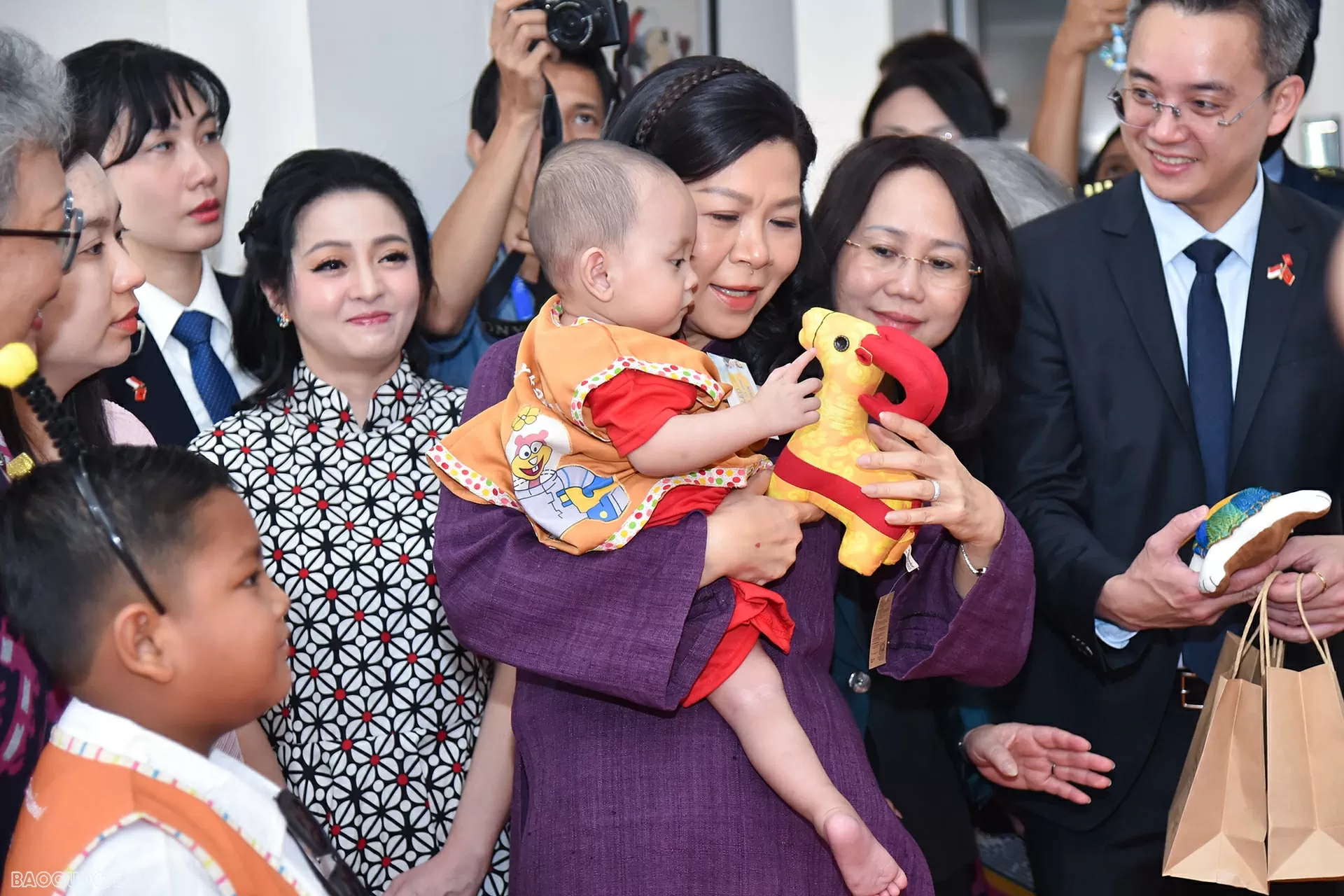 Phu nhân Ngô Phương Ly thăm Tổ chức Chăm sóc trẻ em ung thư Indonesia (YKAKI) Phu nhân Ngô Phương Ly thăm Tổ chức Chăm sóc trẻ em ung thư Indonesia (YKAKI)