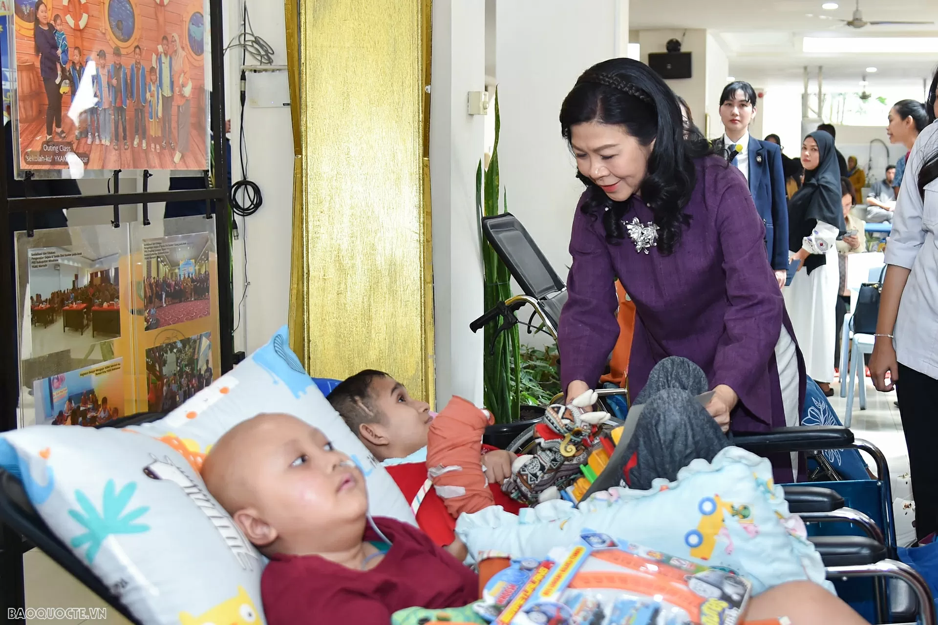 Phu nhân Ngô Phương Ly thăm Tổ chức Chăm sóc trẻ em ung thư Indonesia (YKAKI) Phu nhân Ngô Phương Ly thăm Tổ chức Chăm sóc trẻ em ung thư Indonesia (YKAKI)