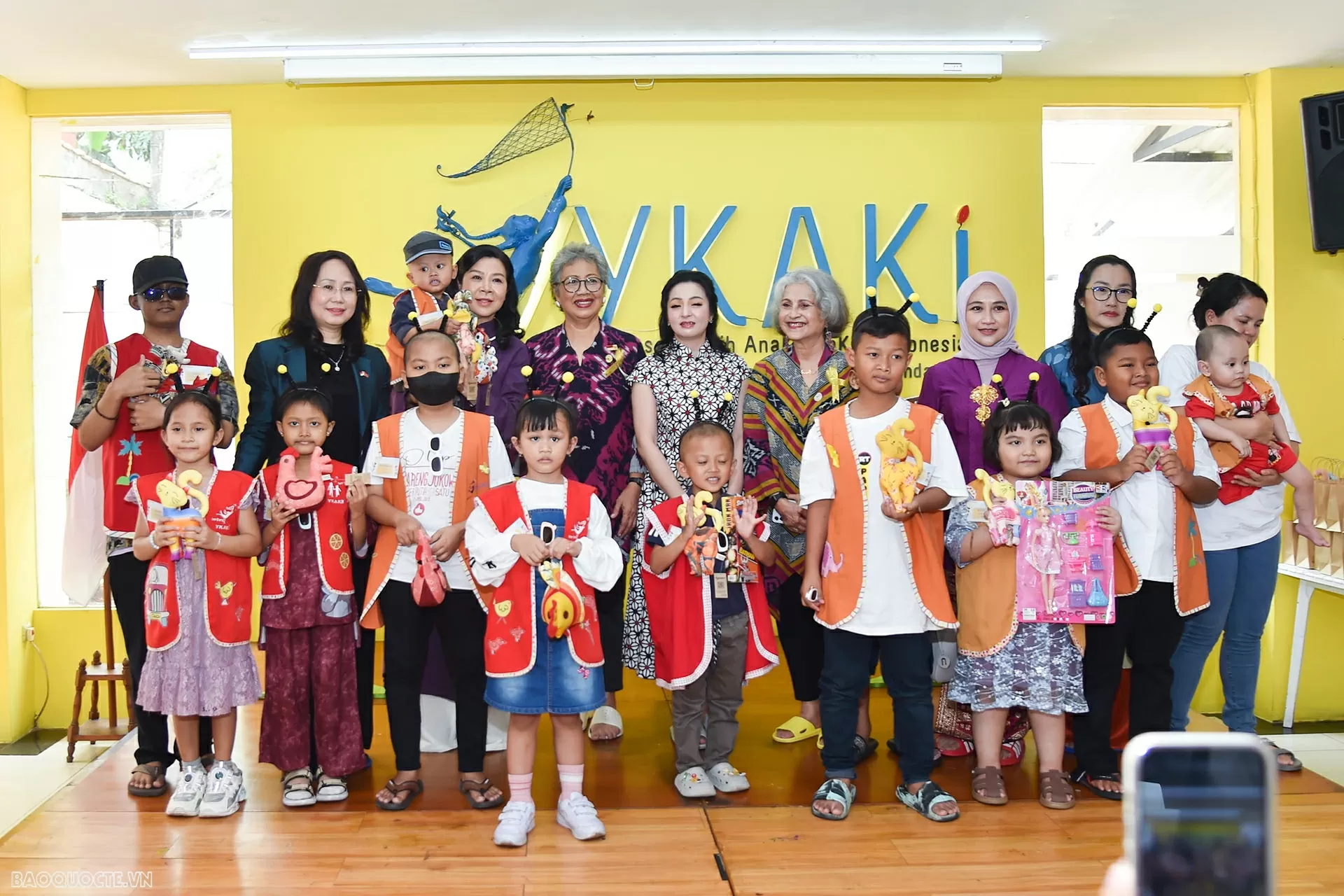 Phu nhân Ngô Phương Ly thăm Tổ chức Chăm sóc trẻ em ung thư Indonesia (YKAKI) Phu nhân Ngô Phương Ly thăm Tổ chức Chăm sóc trẻ em ung thư Indonesia (YKAKI)