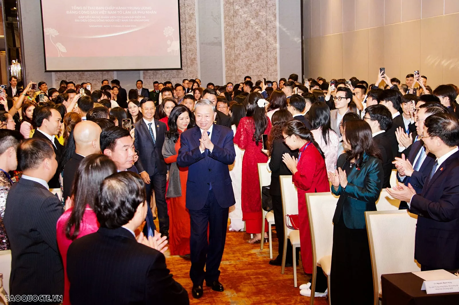 Tổng Bí thư Tô Lâm và Phu nhân gặp gỡ cán bộ, nhân viên cơ quan đại diện và đại diện cộng đồng người Việt Nam tại Singapore.