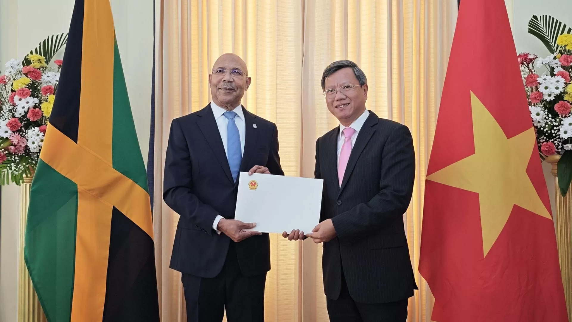 Đại sứ Lê Quang Long trình Thư ủy nhiệm lên Toàn quyền Jamaica Đại sứ Lê Quang Long trình Thư ủy nhiệm lên Toàn quyền Jamaica