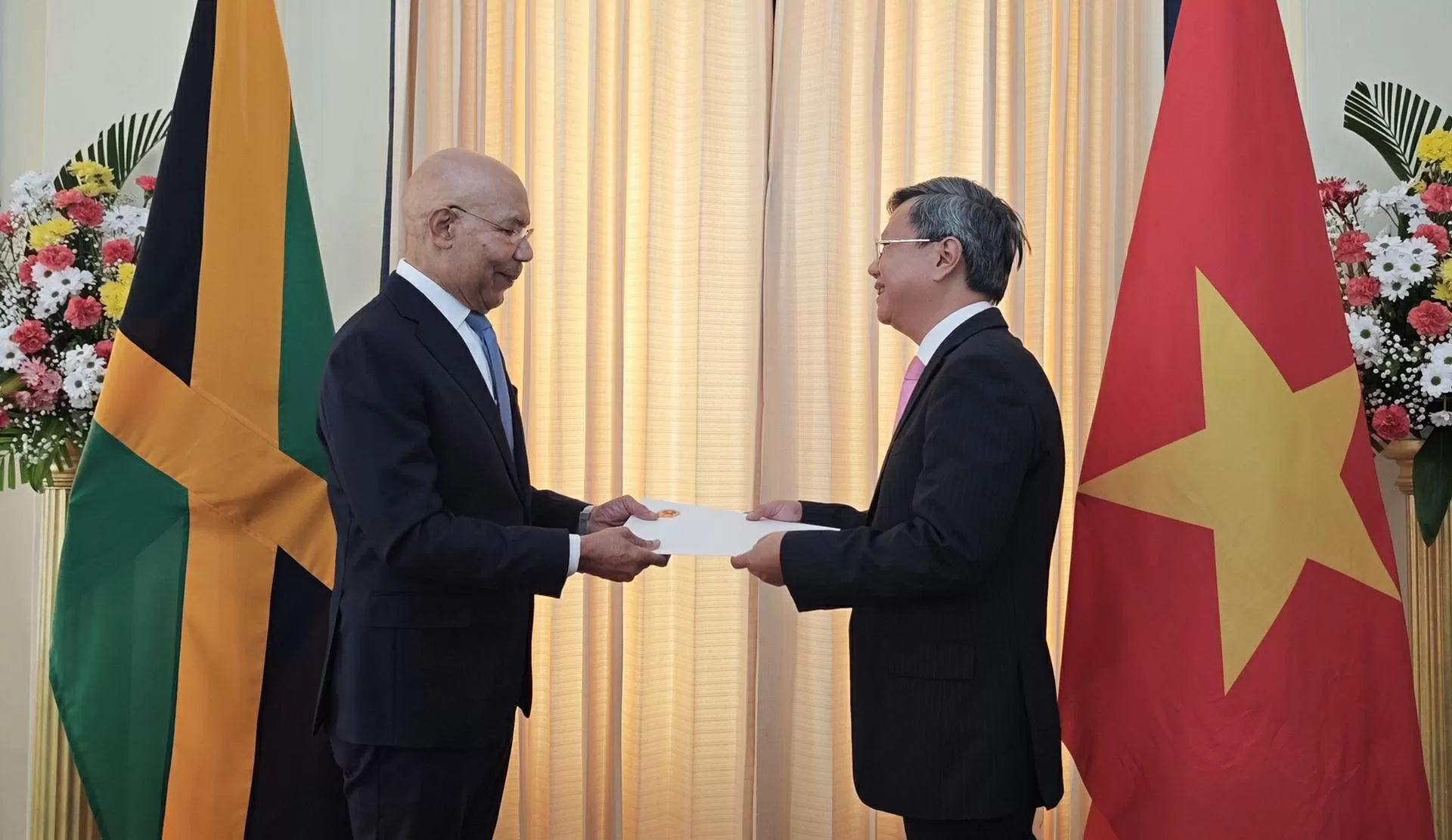 Đại sứ Lê Quang Long trình Thư ủy nhiệm lên Toàn quyền Jamaica