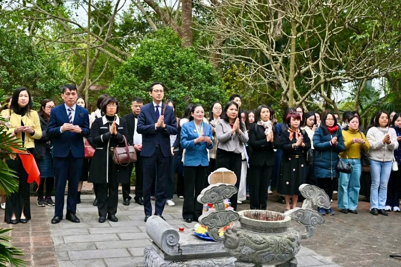 Đoàn đến thăm, dâng hương tại Khu di tích lịch sử Bộ Ngoại giao ở thôn Dõn, xã Minh Thanh, huyện Sơn Dương. (Ảnh: Quang Hòa)