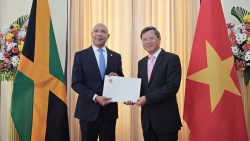 Đại sứ Lê Quang Long trình Thư ủy nhiệm lên Toàn quyền Jamaica