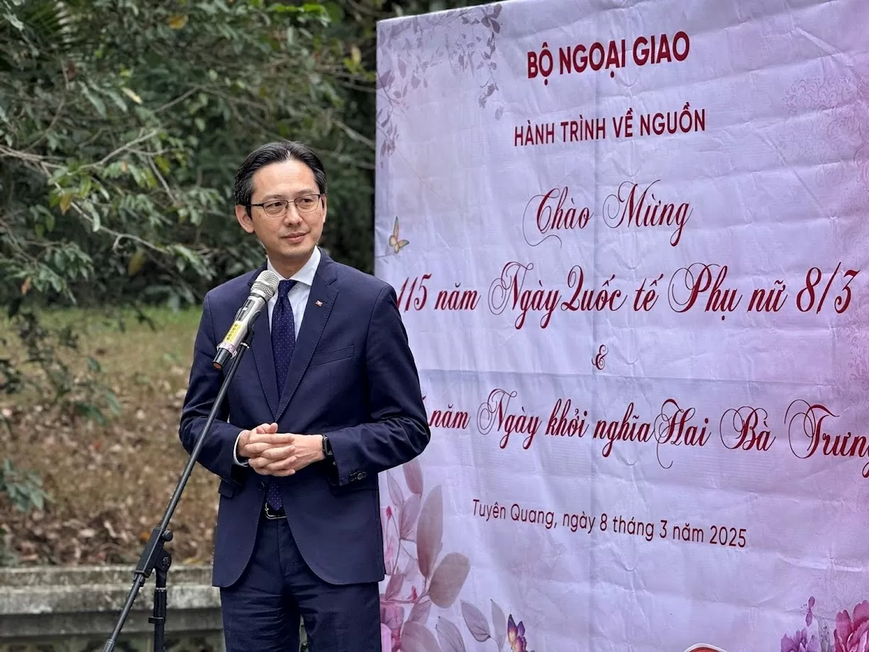 Tôn vinh cội rễ, sẻ chia nghĩa tình Tôn vinh cội rễ, sẻ chia nghĩa tình