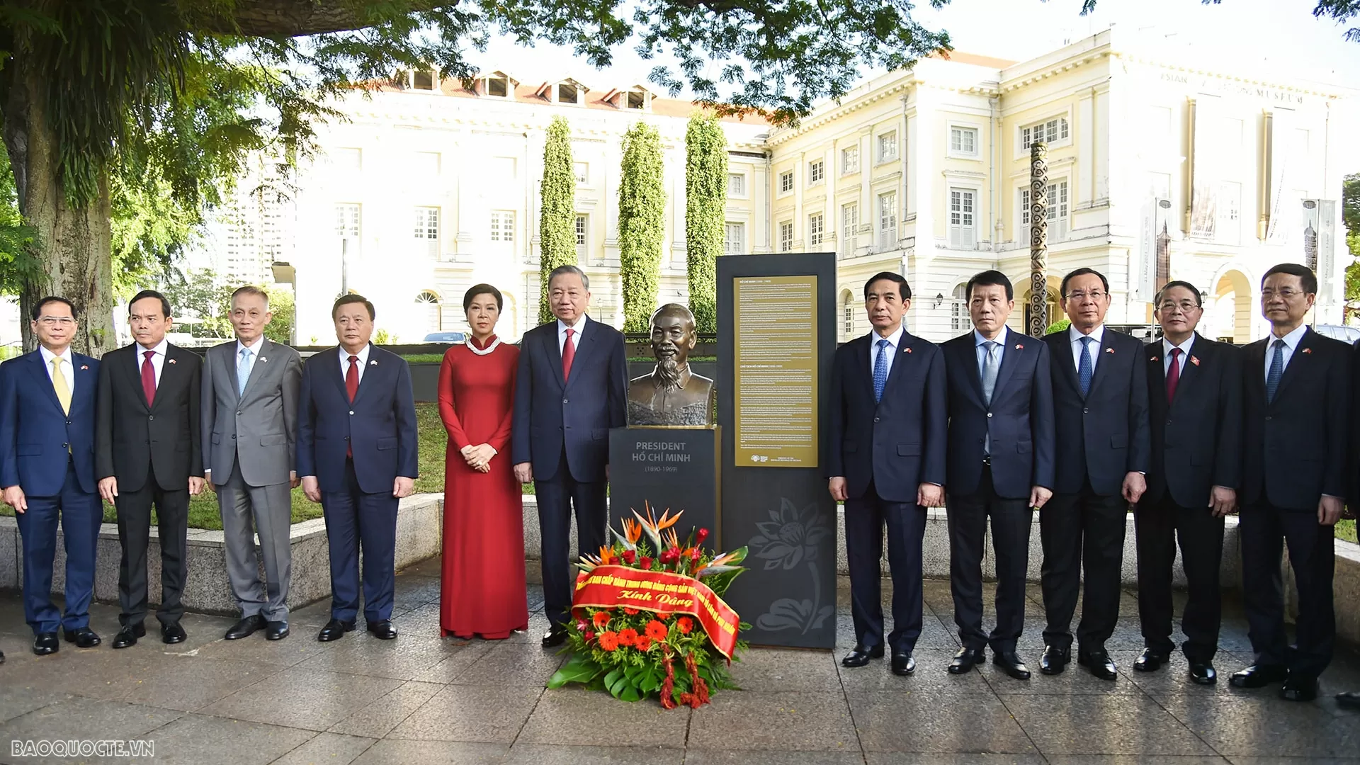 Tổng Bí thư Tô Lâm dâng hoa tưởng niệm Chủ tịch Hồ Chí Minh ở Bảo tàng Văn minh châu Á, Singapore