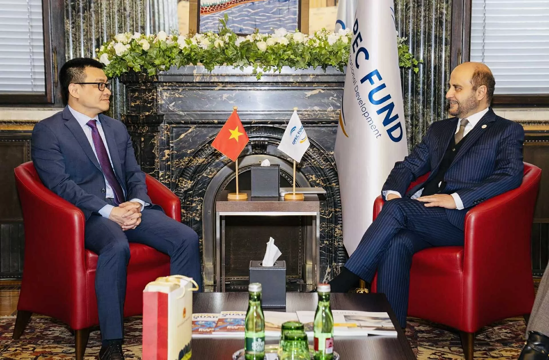 Đại sứ Vũ Lê Thái Hoàng thăm và làm việc với Chủ tịch Quỹ OPEC Đại sứ Vũ Lê Thái Hoàng thăm và làm việc với Chủ tịch Quỹ OPEC