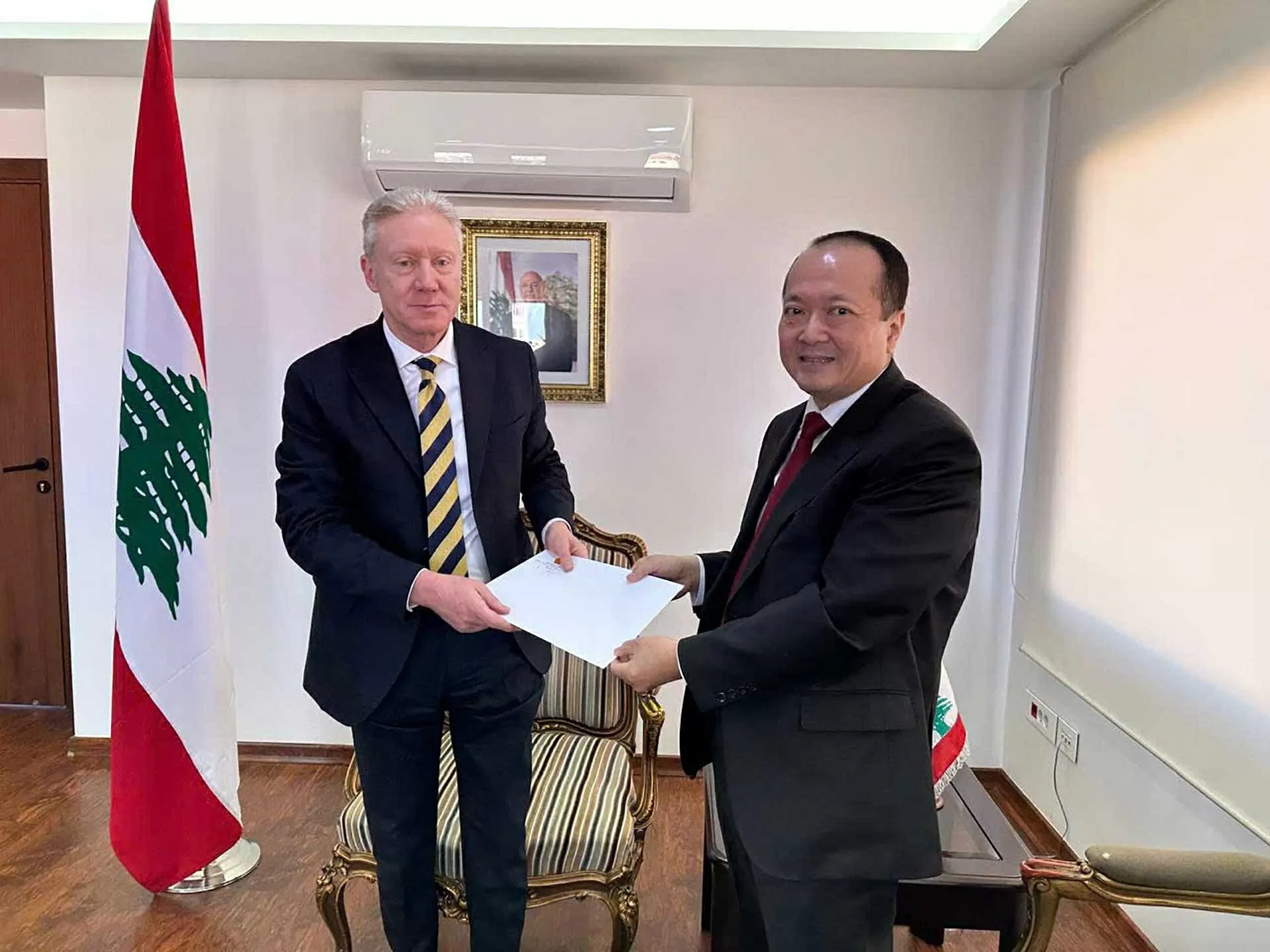Đại sứ Nguyễn Huy Dũng trình Thư ủy nhiệm lên Tổng thống Lebanon Đại sứ Nguyễn Huy Dũng trình Thư ủy nhiệm lên Tổng thống Lebanon