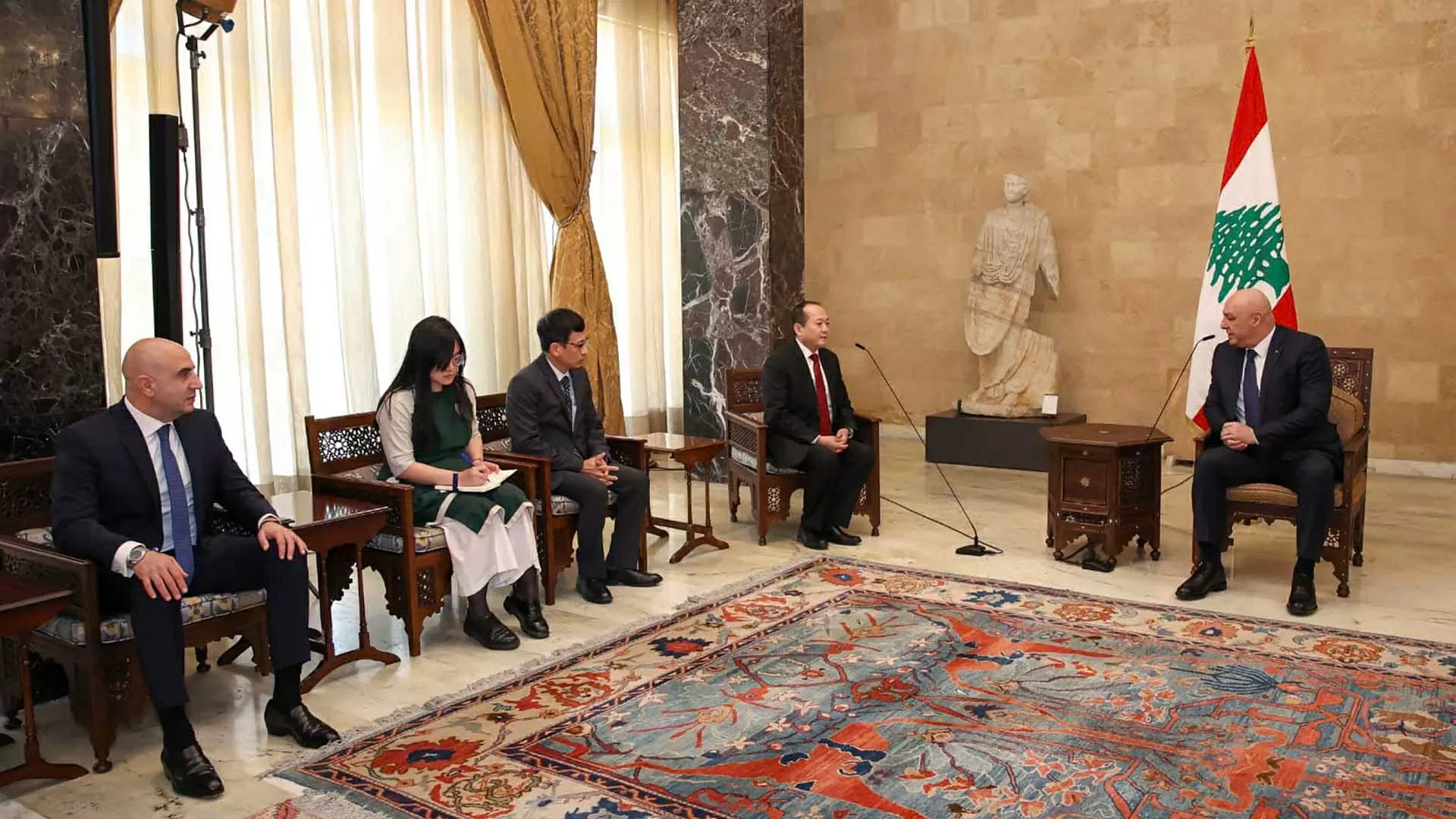 Đại sứ Nguyễn Huy Dũng trình Thư ủy nhiệm lên Tổng thống Lebanon