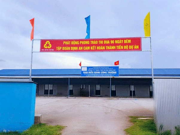 Các công trường Tập đoàn Định An treo cao khẩu hiệu: “Cam kết hoàn thành tiến độ dự án”. (Nguồn: Viettimes) Các công trường Tập đoàn Định An treo cao khẩu hiệu: “Cam kết hoàn thành tiến độ dự án”. (Nguồn: Viettimes)