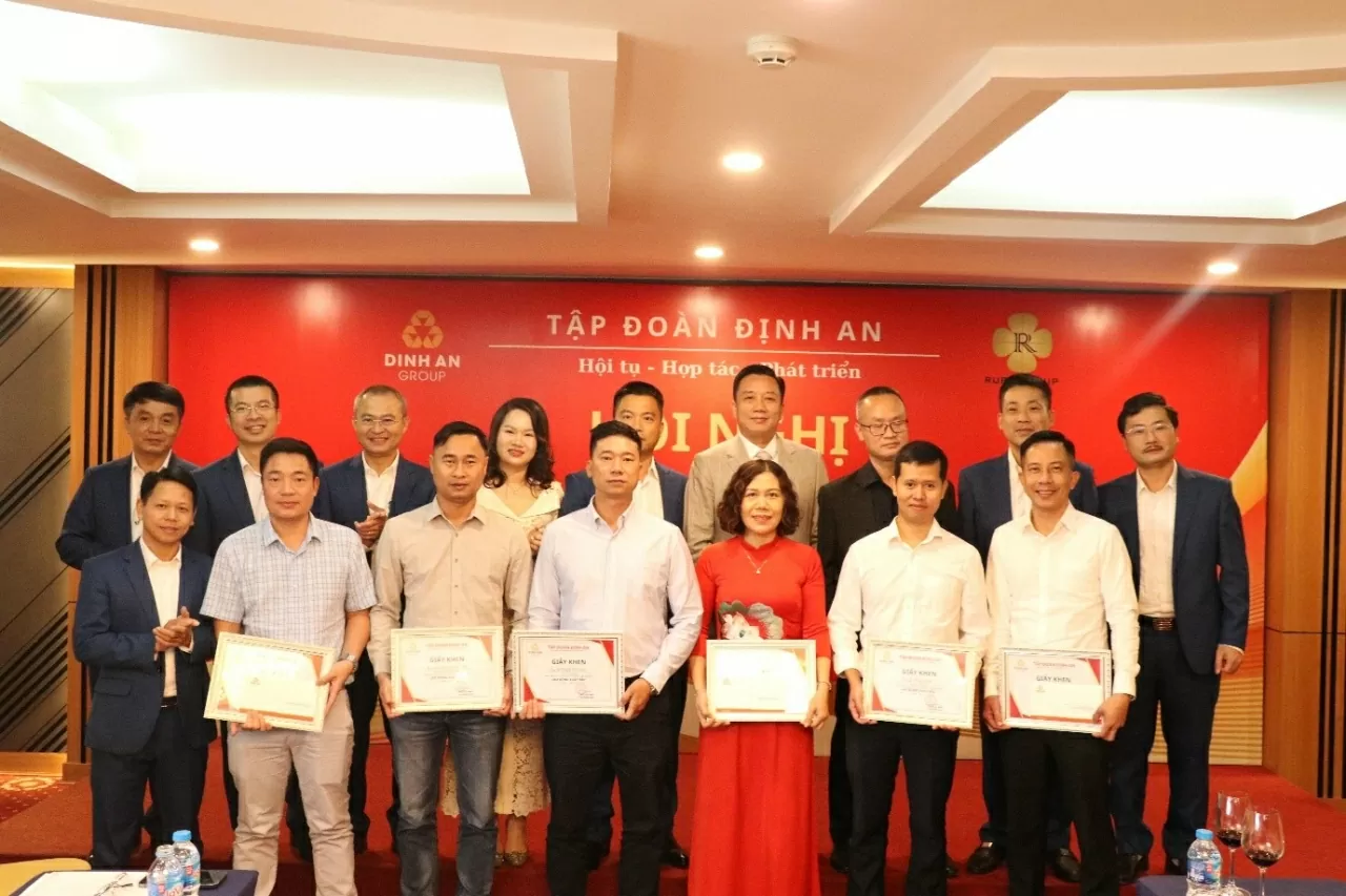 Vinh danh các Cán bộ, nhân viên có Hoàn thành xuất sắc nhiệm vụ Vinh danh các Cán bộ, nhân viên có Hoàn thành xuất sắc nhiệm vụ