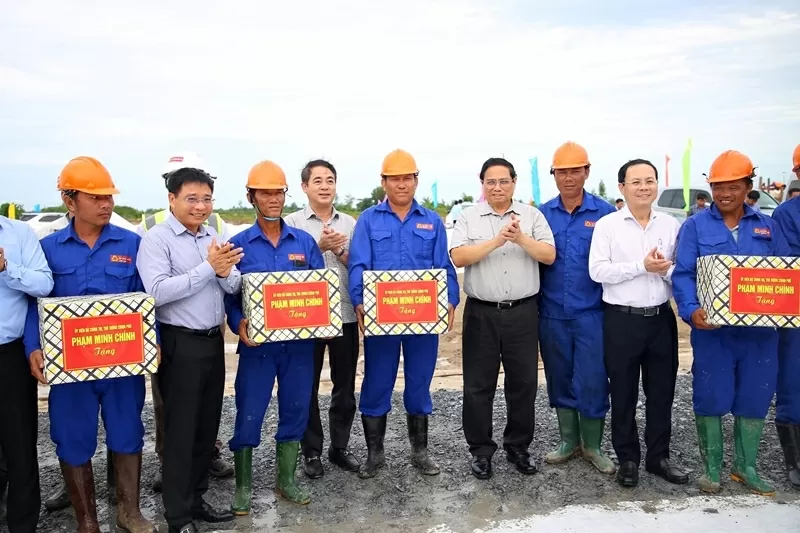 Thủ tưởng tới thăm và trao quà động viên CBNV Tập đoàn Định An tại công trường tại Dự án cao tốc Châu Đốc – Cần Thơ – Sóc Trăng Thủ tưởng tới thăm và trao quà động viên CBNV Tập đoàn Định An tại công trường tại Dự án cao tốc Châu Đốc – Cần Thơ – Sóc Trăng