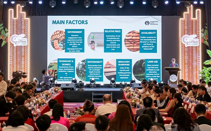 Bà Vanusia Nogueira - Tổng Giám đốc ICO chia sẻ tình hình thị trường cà phê thế giới, xu hướng tiêu dùng cà phê và cơ hội cho ngành cà phê Việt Nam. Bà Vanusia Nogueira - Tổng Giám đốc ICO chia sẻ tình hình thị trường cà phê thế giới, xu hướng tiêu dùng cà phê và cơ hội cho ngành cà phê Việt Nam.