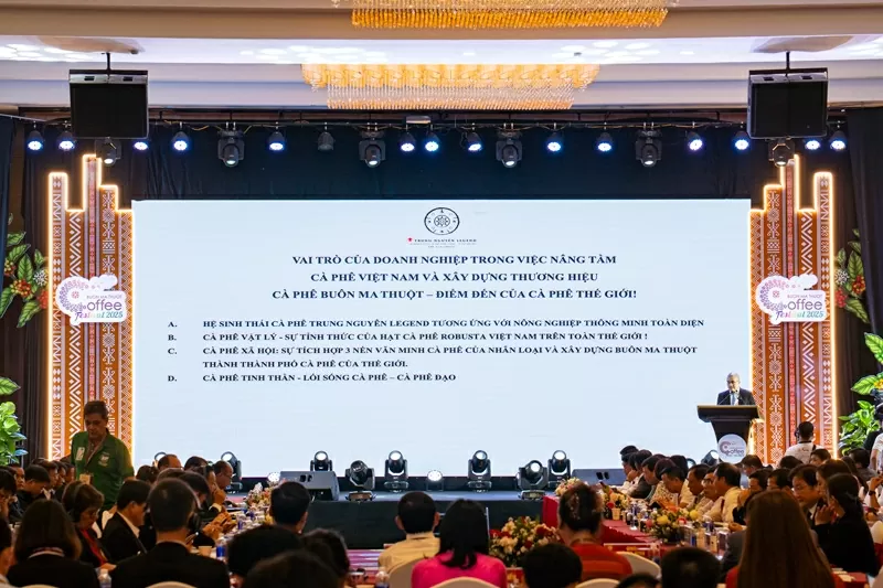 Đại diện tập đoàn Trung Nguyên Legend trình bày tham luận Vai trò của doanh nghiệp trong việc nâng tầm cà phê Việt Nam và xây dựng thương hiệu Buôn Ma Thuột – Điểm đến của cà phê thế giới. Đại diện tập đoàn Trung Nguyên Legend trình bày tham luận Vai trò của doanh nghiệp trong việc nâng tầm cà phê Việt Nam và xây dựng thương hiệu Buôn Ma Thuột – Điểm đến của cà phê thế giới.