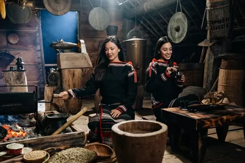 Hoa hậu Tiểu Vy cùng Á hậu Kim Duyên trải nghiệm văn hóa cà phê bản địa Tây Nguyên tại thủ phủ cà phê Buôn Ma Thuột – Điểm đến của cà phê thế giới Hoa hậu Tiểu Vy cùng Á hậu Kim Duyên trải nghiệm văn hóa cà phê bản địa Tây Nguyên tại thủ phủ cà phê Buôn Ma Thuột – Điểm đến của cà phê thế giới