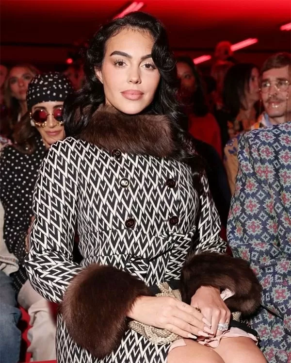 Georgina Rodriguez biến hóa phong cách sang trọng tại Tuần lễ thời trang Paris 2025 Georgina Rodriguez biến hóa phong cách sang trọng tại Tuần lễ thời trang Paris 2025