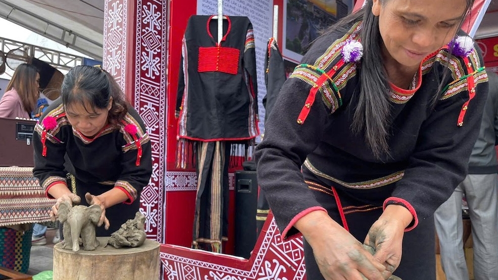 Độc đáo nghề làm gốm thủ công của người M’nông ở huyện Lắk