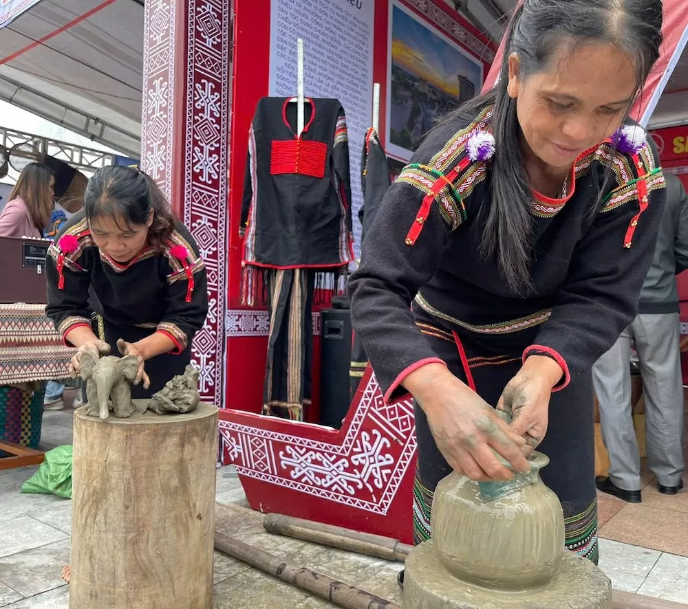 Độc đáo nghề làm gốm thủ công của người M’nông ở huyện Lắk Độc đáo nghề làm gốm thủ công của người M’nông ở huyện Lắk