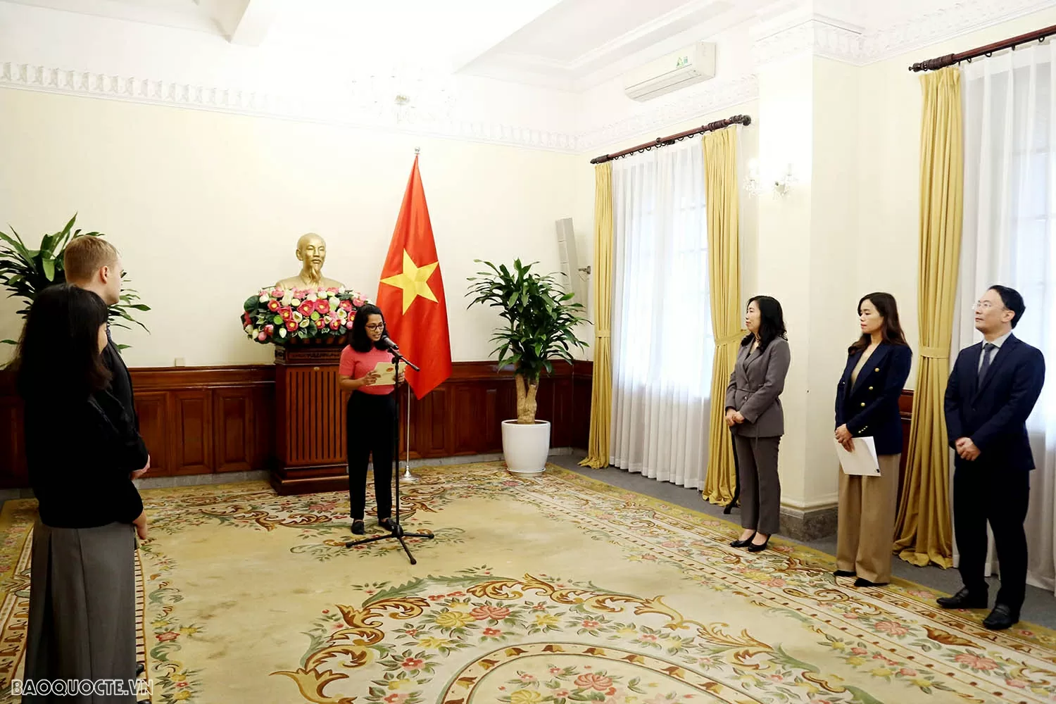 Bộ Ngoại giao trao giấy phép mở lại văn phòng thường trú tại Việt Nam choBáo Financial Times Bộ Ngoại giao trao giấy phép mở lại văn phòng thường trú tại Việt Nam choBáo Financial Times