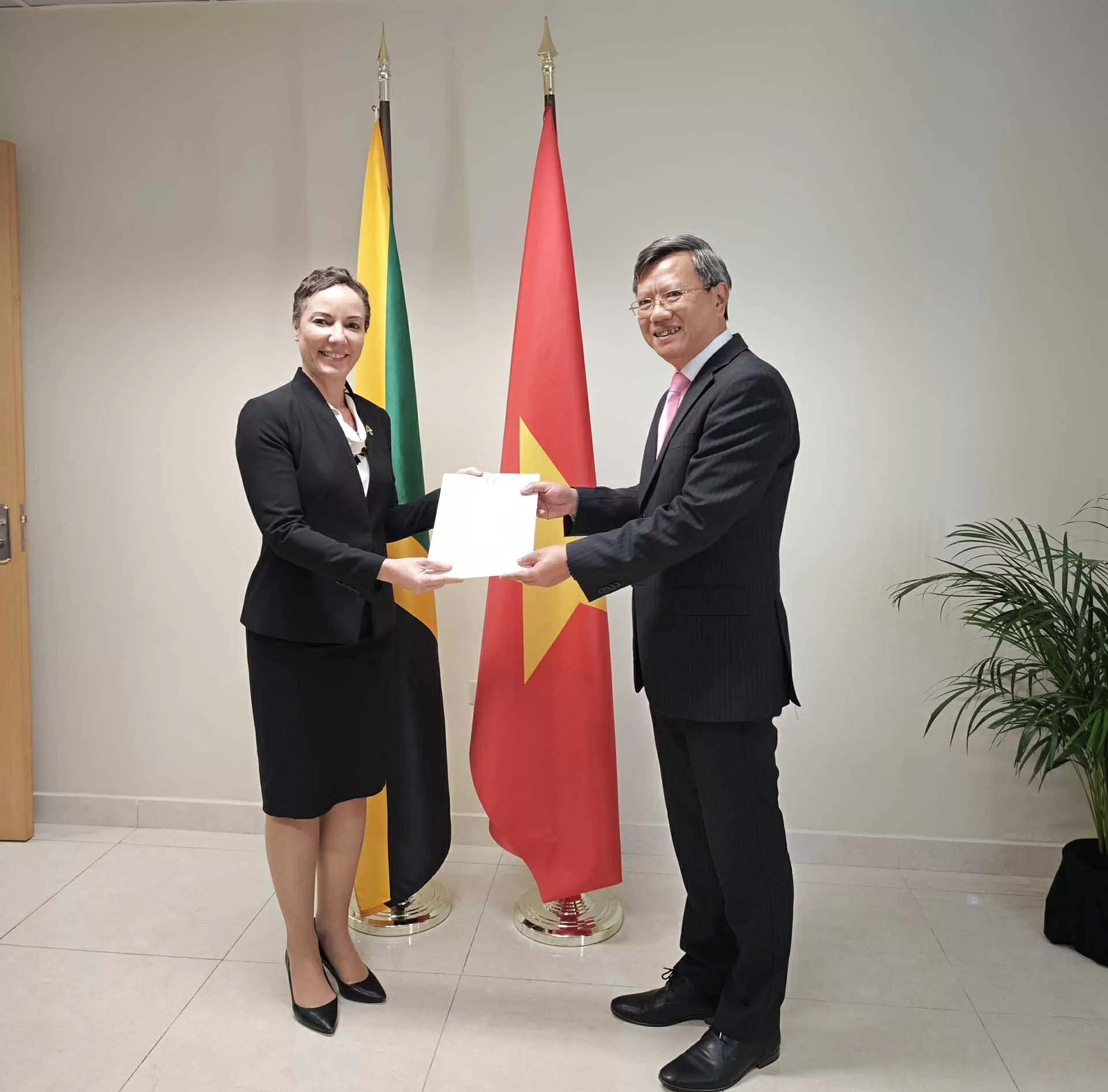 Đại sứ Lê Quang Long trình Thư ủy nhiệm lên Toàn quyền Jamaica Đại sứ Lê Quang Long trình Thư ủy nhiệm lên Toàn quyền Jamaica