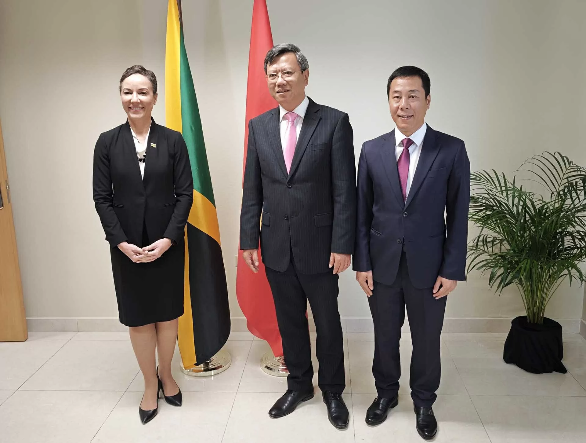 Đại sứ Lê Quang Long trình Thư ủy nhiệm lên Toàn quyền Jamaica Đại sứ Lê Quang Long trình Thư ủy nhiệm lên Toàn quyền Jamaica