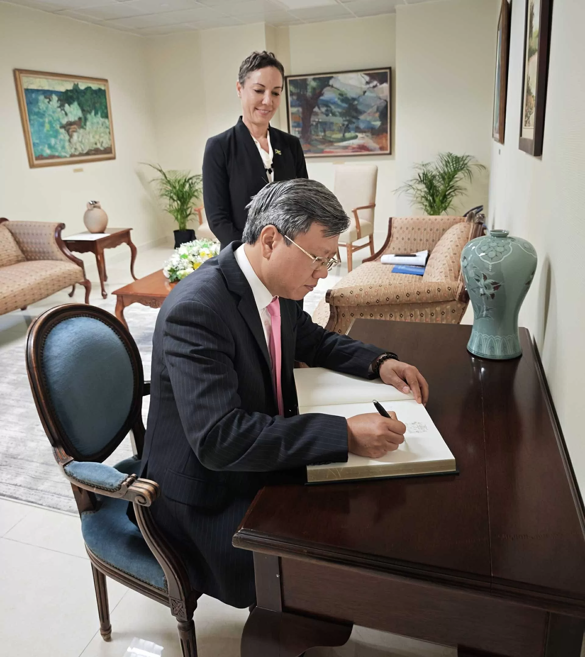 Đại sứ Lê Quang Long trình Thư ủy nhiệm lên Toàn quyền Jamaica