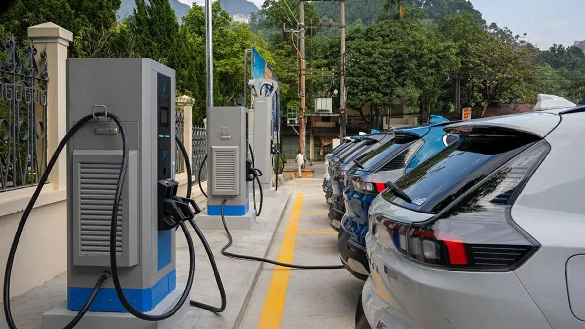 WB cho rằng việc thúc đẩy chuyển đổi sang xe điện là một bước quan trọng hướng đến mục tiêu giảm phát thải, tạo ra các cơ hội phát triển kinh tế trên toàn bộ chuỗi giá trị. (Nguồn: VTV) WB cho rằng việc thúc đẩy chuyển đổi sang xe điện là một bước quan trọng hướng đến mục tiêu giảm phát thải, tạo ra các cơ hội phát triển kinh tế trên toàn bộ chuỗi giá trị. (Nguồn: VTV)