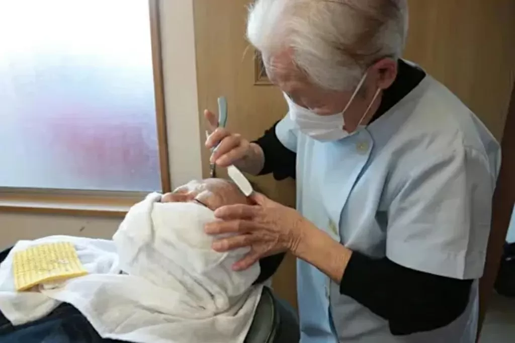 Thợ cắt tóc nữ già nhất thế giới chia sẻ bí quyết sống thọ Thợ cắt tóc nữ già nhất thế giới chia sẻ bí quyết sống thọ