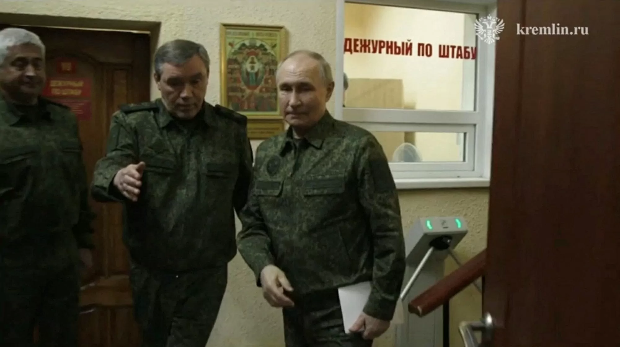 Tổng thống Nga Vladimir Putin đi cạnh Tổng tham mưu trưởng Lực lượng vũ trang Nga Valery Gerasimov khi ông đến thăm trung tâm chỉ huy quân đội ở tỉnh Kursk của Nga ngày 12.3 Tổng thống Nga Vladimir Putin đi cạnh Tổng tham mưu trưởng Lực lượng vũ trang Nga Valery Gerasimov khi ông đến thăm trung tâm chỉ huy quân đội ở tỉnh Kursk của Nga ngày 12.3