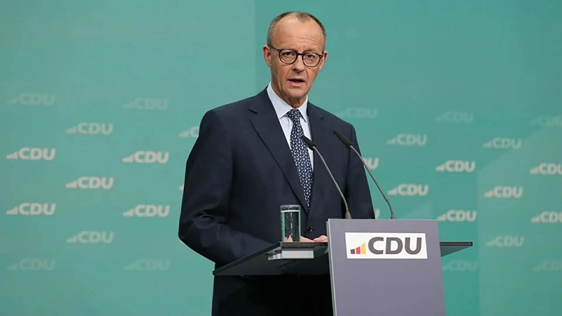 Lãnh đạo Liên minh CDU/CSU Friedrich Merz phát biểu trong cuộc họp báo ở Berlin. (Nguồn: THX)