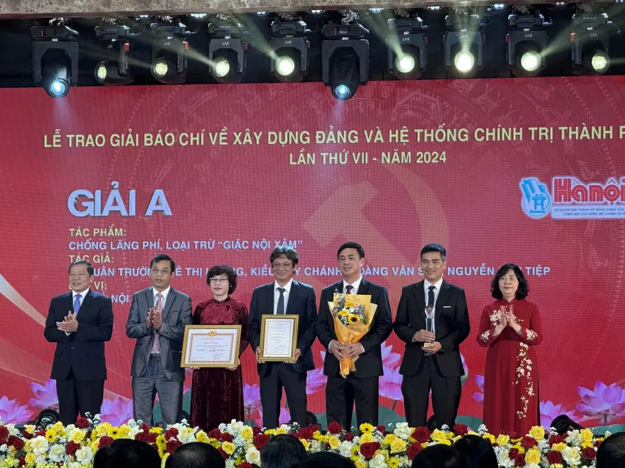 Báo chí góp phần nâng cao chất lượng công tác xây dựng Đảng và hệ thống chính trị của Thủ đô Báo chí góp phần nâng cao chất lượng công tác xây dựng Đảng và hệ thống chính trị của Thủ đô