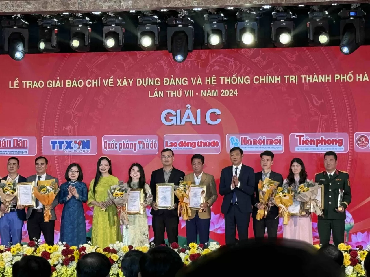 Báo chí góp phần nâng cao chất lượng công tác xây dựng Đảng và hệ thống chính trị của Thủ đô Báo chí góp phần nâng cao chất lượng công tác xây dựng Đảng và hệ thống chính trị của Thủ đô