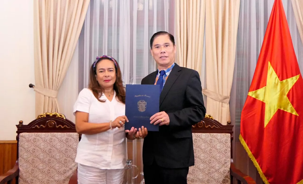 Phó Cục trưởng Cục Lễ tân Nhà nước Lê Minh Thắng đã tiếp nhận bản sao Quốc thư bổ nhiệm bà Nubiela Yanarith Ayalamodes làm Đại sứ Panama tại Việt Nam. (Ảnh:Thành Long) Phó Cục trưởng Cục Lễ tân Nhà nước Lê Minh Thắng đã tiếp nhận bản sao Quốc thư bổ nhiệm bà Nubiela Yanarith Ayalamodes làm Đại sứ Panama tại Việt Nam. (Ảnh:Thành Long)