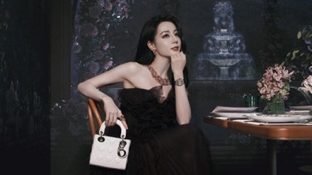 Dự triển lãm trang sức cao cấp Dior, Địch Lệ Nhiệt Ba nhận mưa lời khen nhan sắc