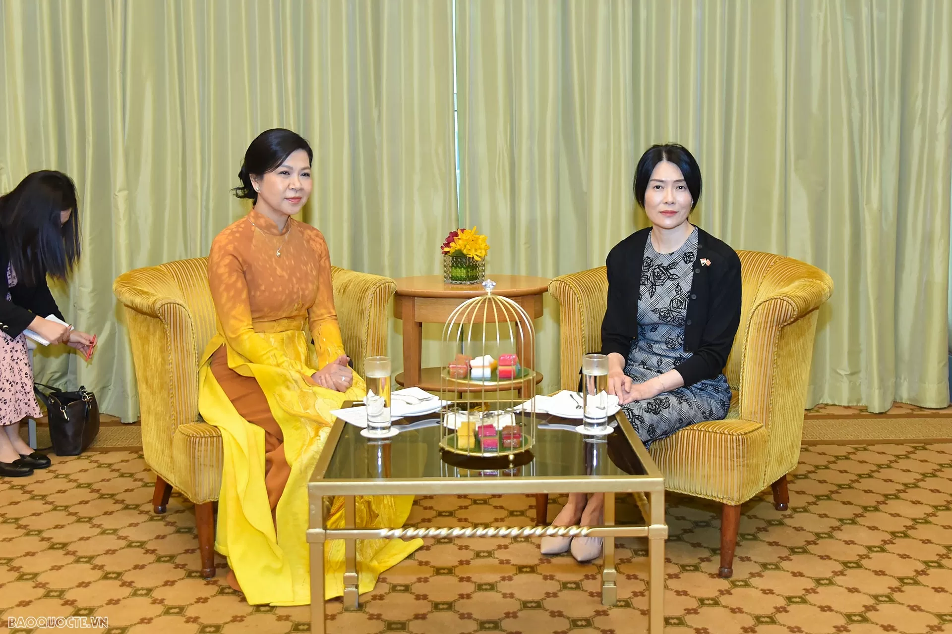 Phu nhân Ngô Phương Ly chứng kiến lễ ký văn kiện hợp tác Học viện âm nhạc Việt Nam-Singapore Phu nhân Ngô Phương Ly chứng kiến lễ ký văn kiện hợp tác Học viện âm nhạc Việt Nam-Singapore