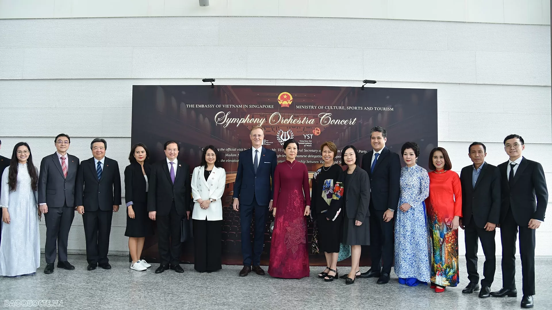 Phu nhân Ngô Phương Ly chứng kiến lễ ký văn kiện hợp tác Học viện âm nhạc Việt Nam-Singapore