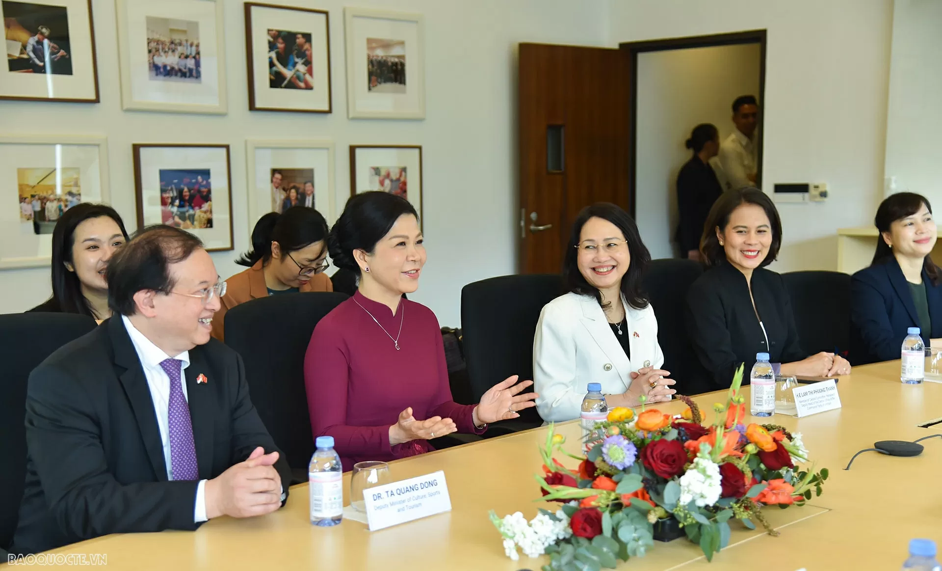 Phu nhân Ngô Phương Ly chứng kiến lễ ký văn kiện hợp tác Học viện âm nhạc Việt Nam-Singapore Phu nhân Ngô Phương Ly chứng kiến lễ ký văn kiện hợp tác Học viện âm nhạc Việt Nam-Singapore