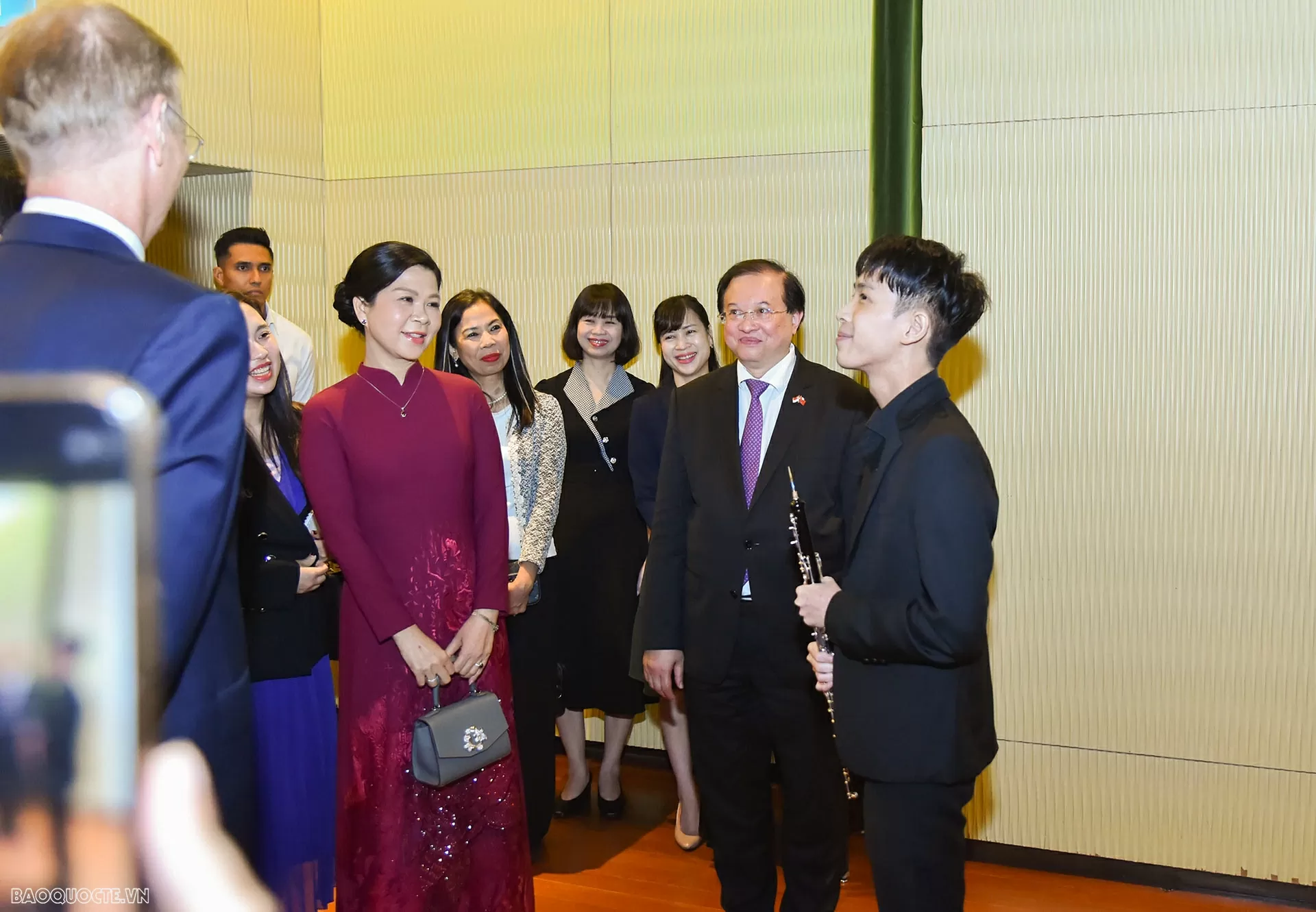 Phu nhân Ngô Phương Ly chứng kiến lễ ký văn kiện hợp tác Học viện âm nhạc Việt Nam-Singapore