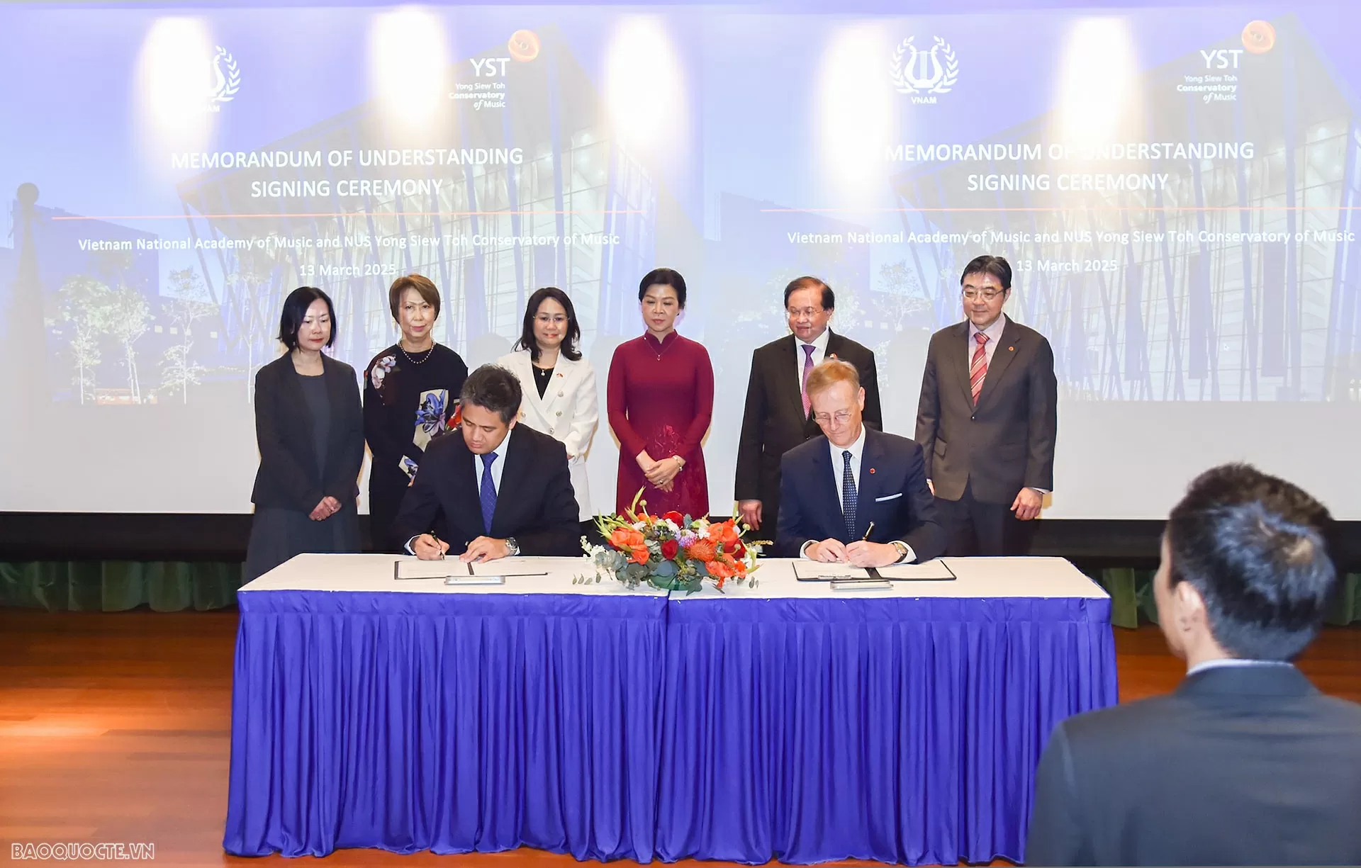 Phu nhân Ngô Phương Ly chứng kiến lễ ký văn kiện hợp tác Học viện âm nhạc Việt Nam-Singapore Phu nhân Ngô Phương Ly chứng kiến lễ ký văn kiện hợp tác Học viện âm nhạc Việt Nam-Singapore