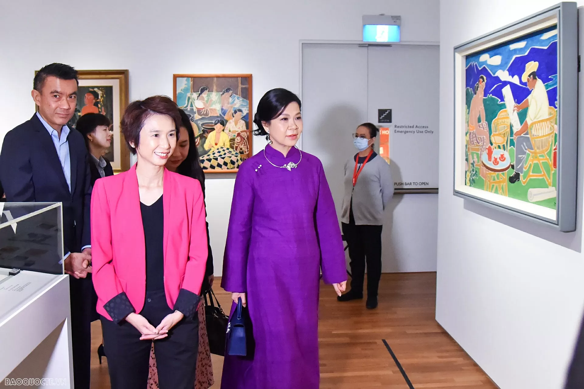 Phu nhân Ngô Phương Ly chứng kiến lễ ký văn kiện hợp tác Học viện âm nhạc Việt Nam-Singapore Phu nhân Ngô Phương Ly chứng kiến lễ ký văn kiện hợp tác Học viện âm nhạc Việt Nam-Singapore