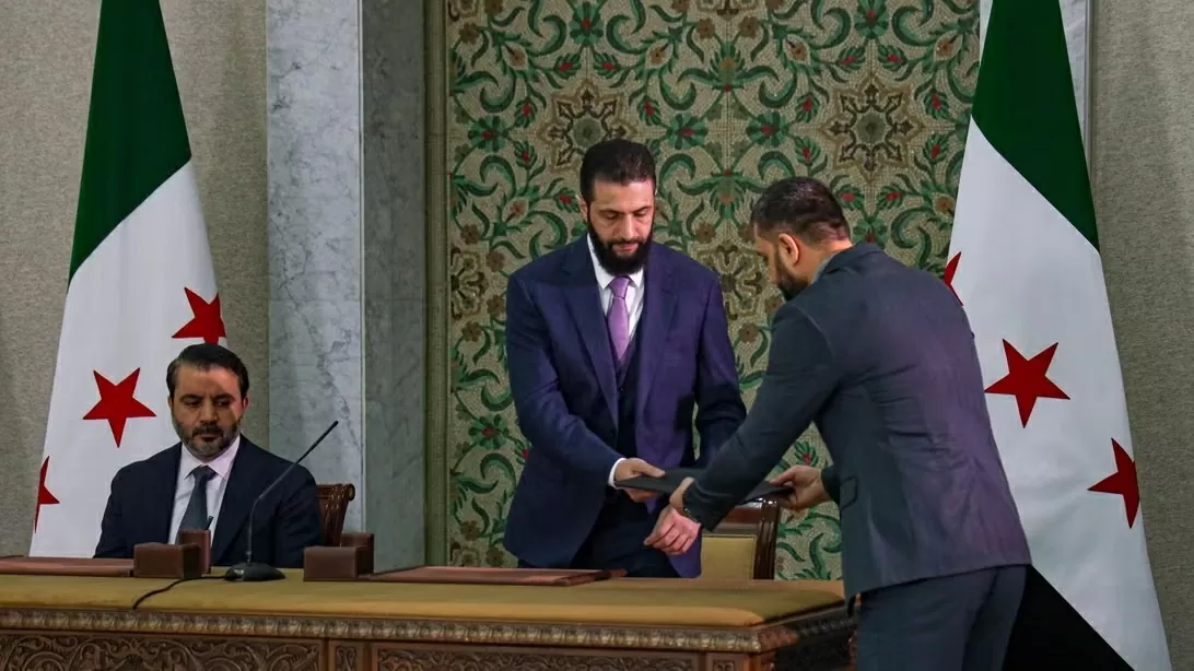 Chính quyền Syria đạt dấu mốc quan trọng: Công bố Hiến pháp tạm thời, nội dung có gì đáng chú ý? Chính quyền Syria đạt dấu mốc quan trọng: Công bố Hiến pháp tạm thời, nội dung có gì đáng chú ý?