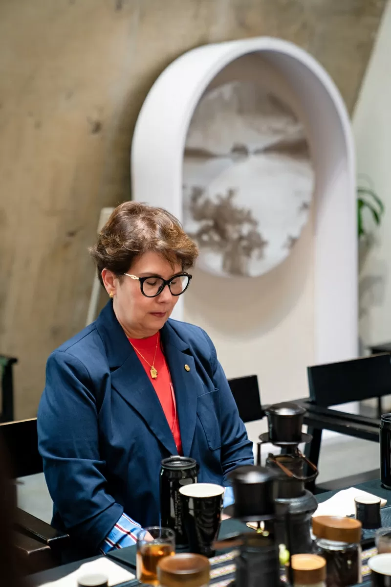 Trải nghiệm Thiền cà phê, bà Vanusia Nogueira - Tổng giám đốc Tổ chức Cà phê thế giới (ICO) cho rằng:“Chưa bao giờ nghĩ rằng cà phê lại được thưởng thức rất nghệ thuật và đầy triết lý như cách sáng tạo của Trung Nguyên Legend”