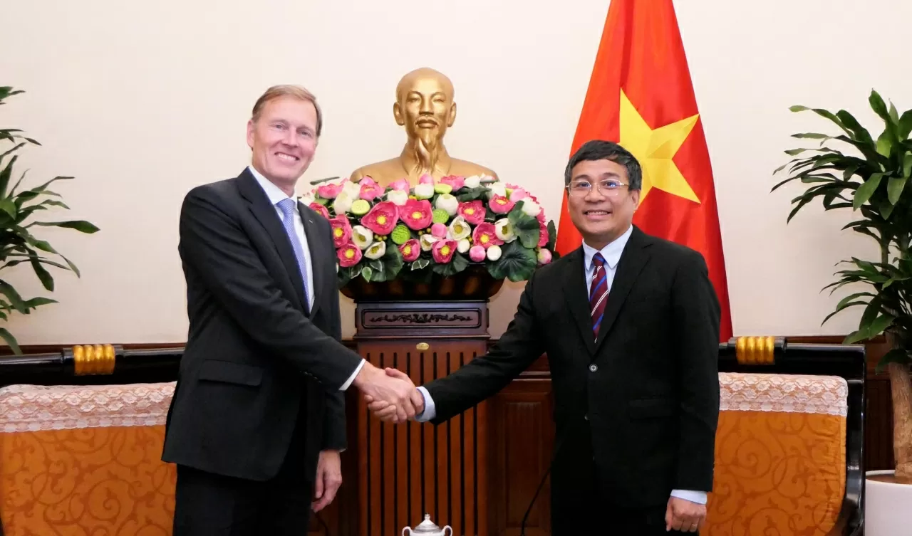 Thứ trưởng Thường trực Nguyễn Minh Vũ chào đón Phó Chủ tịch điều hành quốc tế tập đoàn Airbus Wouter Van Wersch Thứ trưởng Thường trực Nguyễn Minh Vũ chào đón Phó Chủ tịch điều hành quốc tế tập đoàn Airbus Wouter Van Wersch