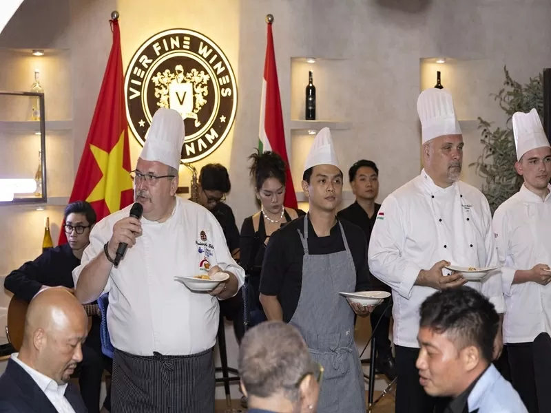 Bếp trưởng Hoàng gia Béla Prohászka. chia sẽ ý nghĩa của từng món ăn và đồ uống để tăng khẩu vị. Bếp trưởng Hoàng gia Béla Prohászka. chia sẽ ý nghĩa của từng món ăn và đồ uống để tăng khẩu vị.