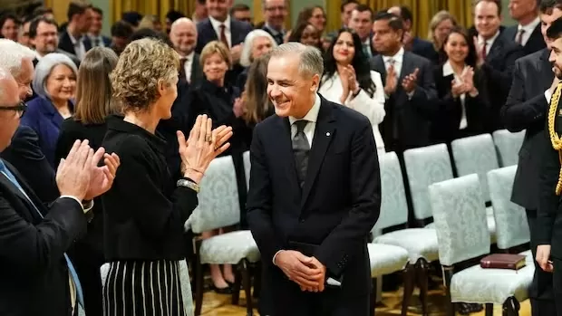 Tân Thủ tướng Canada chính thức tuyên thệ ngồi 'ghế nóng' (The Canadian Press) Tân Thủ tướng Canada chính thức tuyên thệ ngồi 'ghế nóng' (The Canadian Press)
