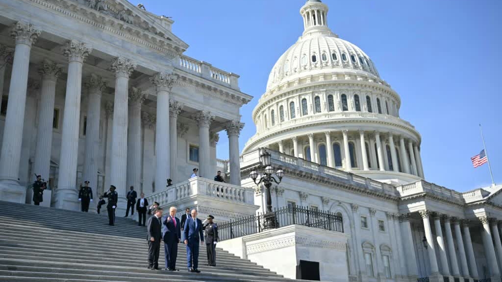 Mỹ thoát nguy cơ đóng cửa chính phủ, trao cho chính quyền của Tổng thống Trump 'tấm séc trắng'