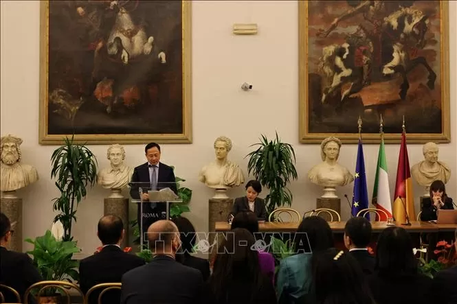 Đại sứ Dương Hải Hưng phát biểu tại hội nghị “Gặp gỡ châu Á” . (Nguồn:TTXVN)